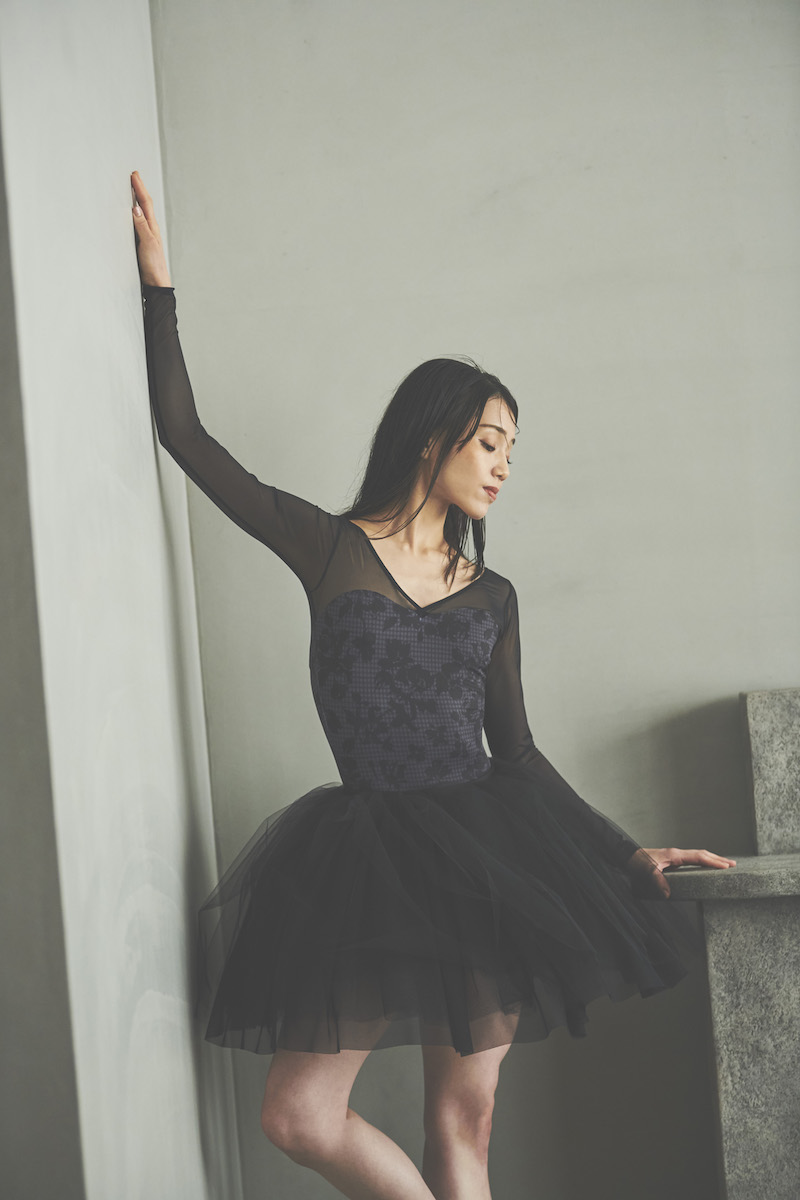 stina / type V lucky / essential black