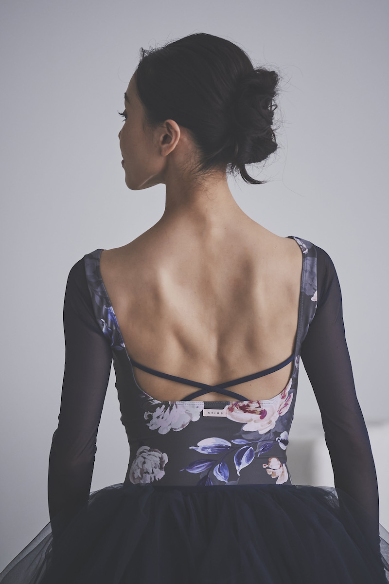 stina / type O square / Joy flower charcoal gray