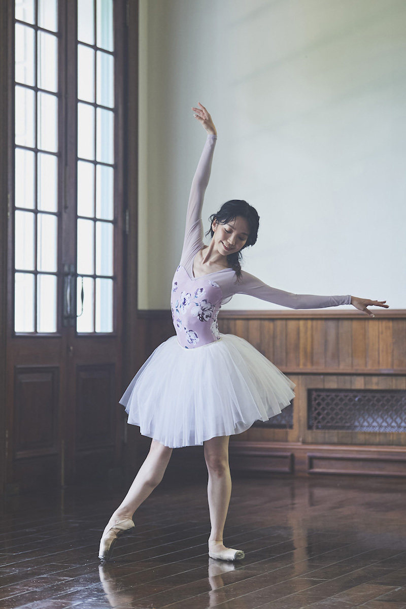 stina / type O square / Joy flower charcoal gray