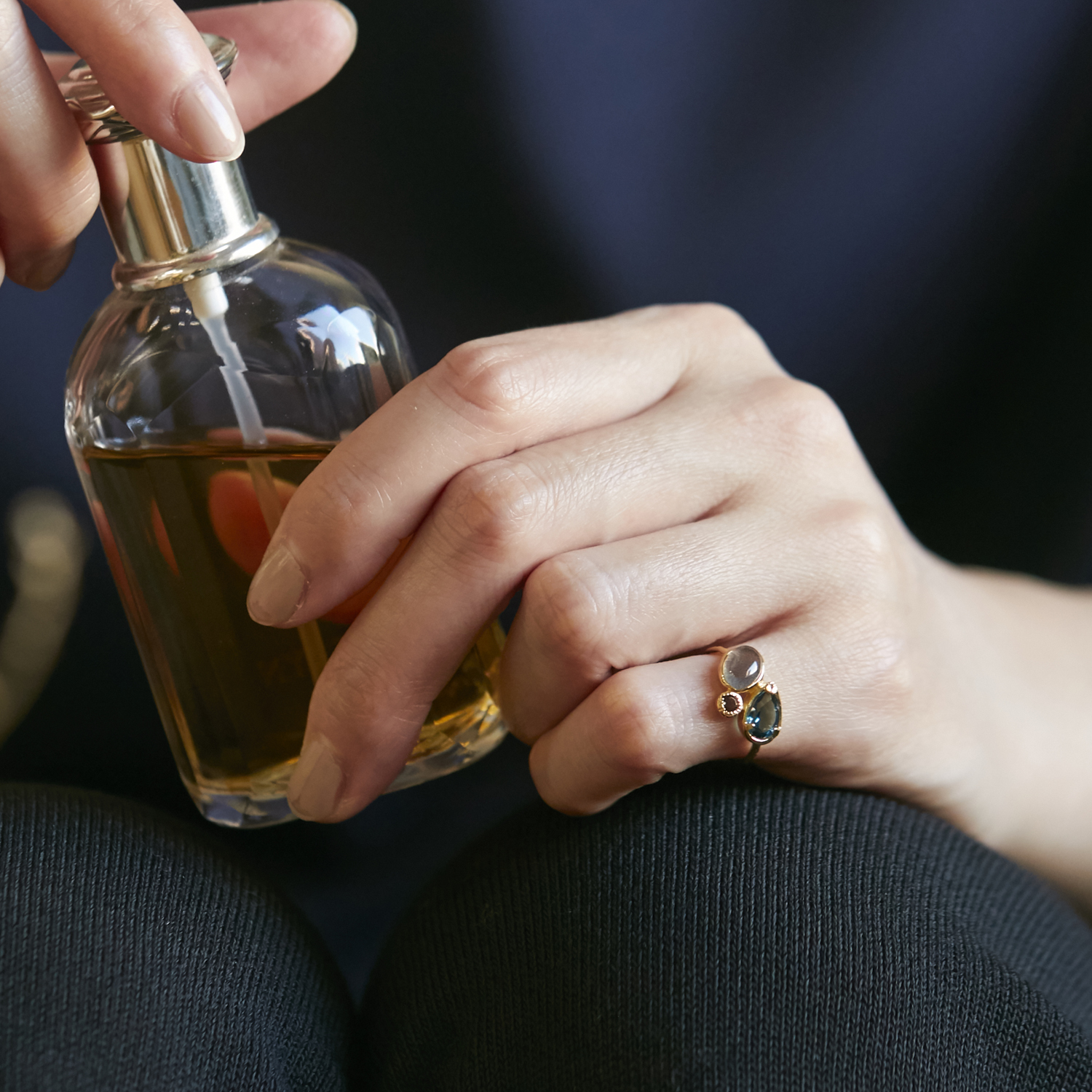 La mascotte/3石ピンキーリング ロンドンブルートパーズ -左手にはめて