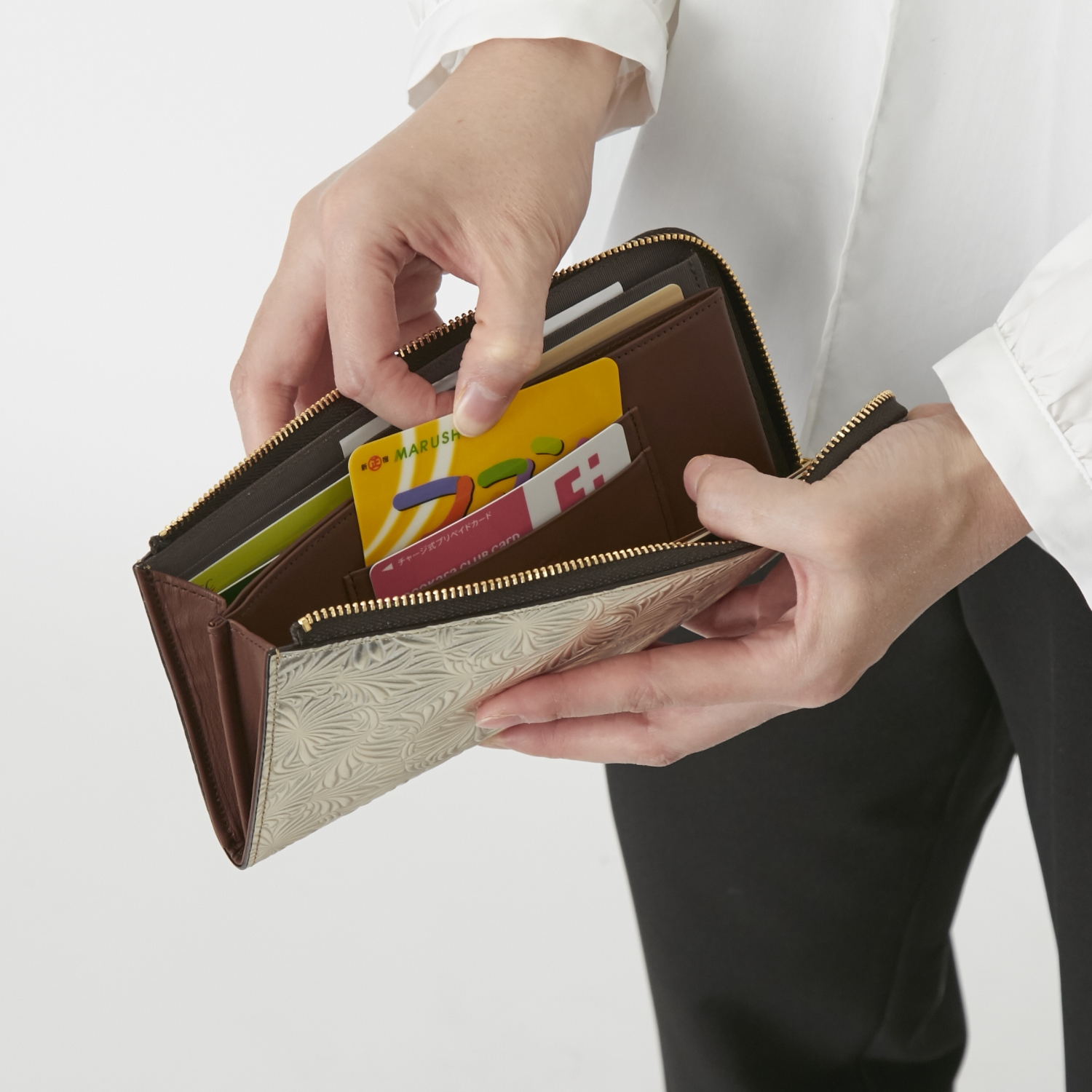 Neutral Gray/デイジーのL字ファスナー長財布 -イタリアのひなぎくが