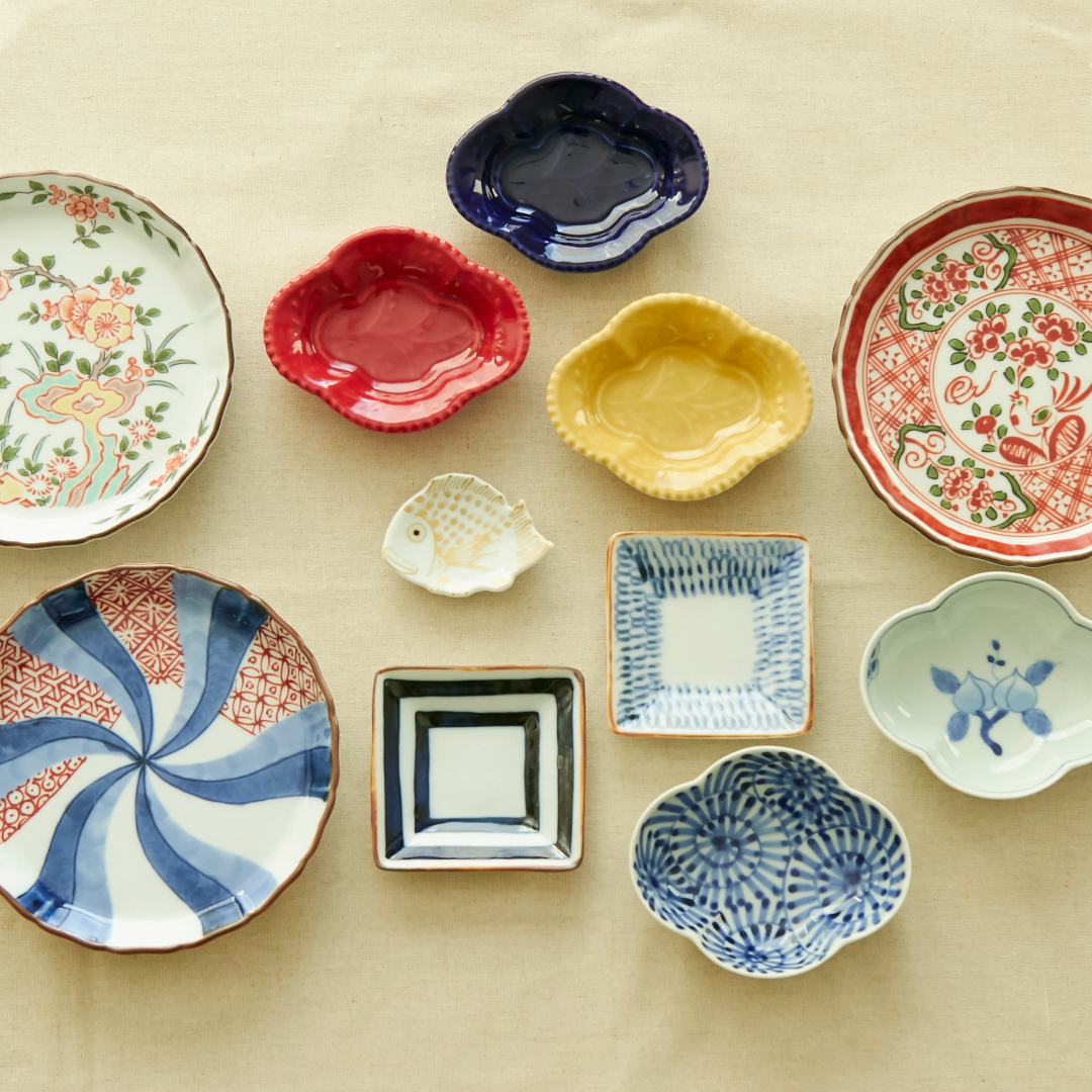 与山窯 桔梗渕4.5寸皿 赤絵花弁富士山図 -ハレの日の席を彩り豊かに