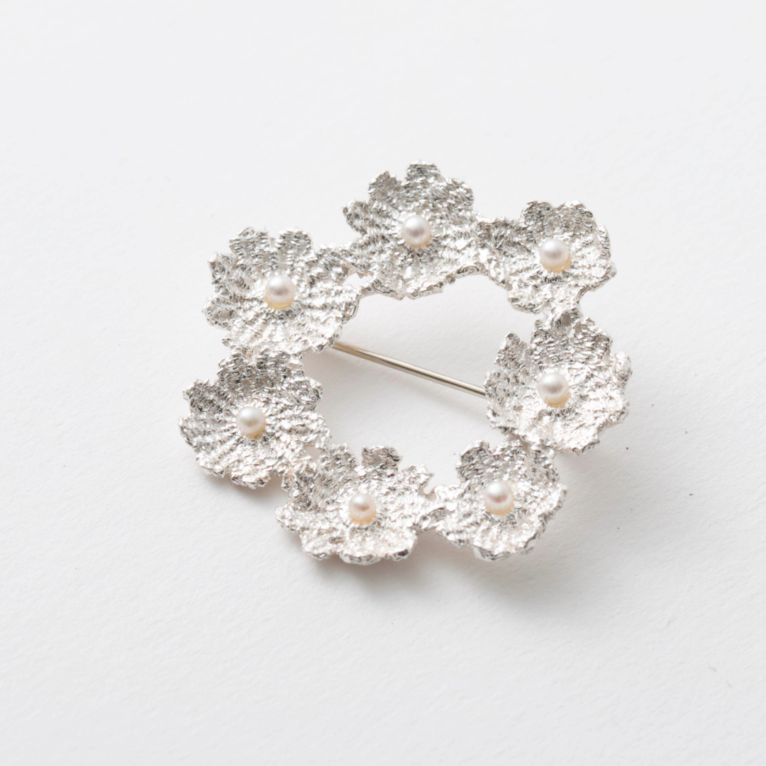 ichinose naomi/ブローチ marry -どんなコーデにも似合う、繊細で可憐