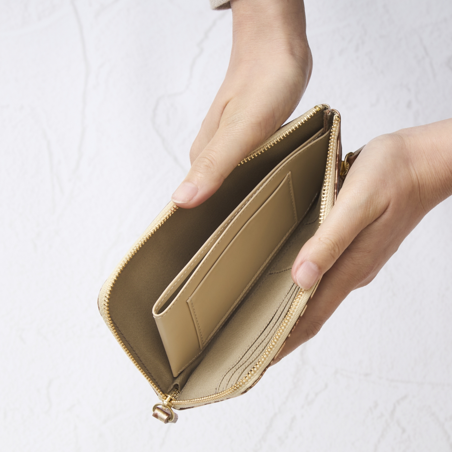 Coquette/Lzip Wallet フルール -【当店限定】華やかな型押し革の長