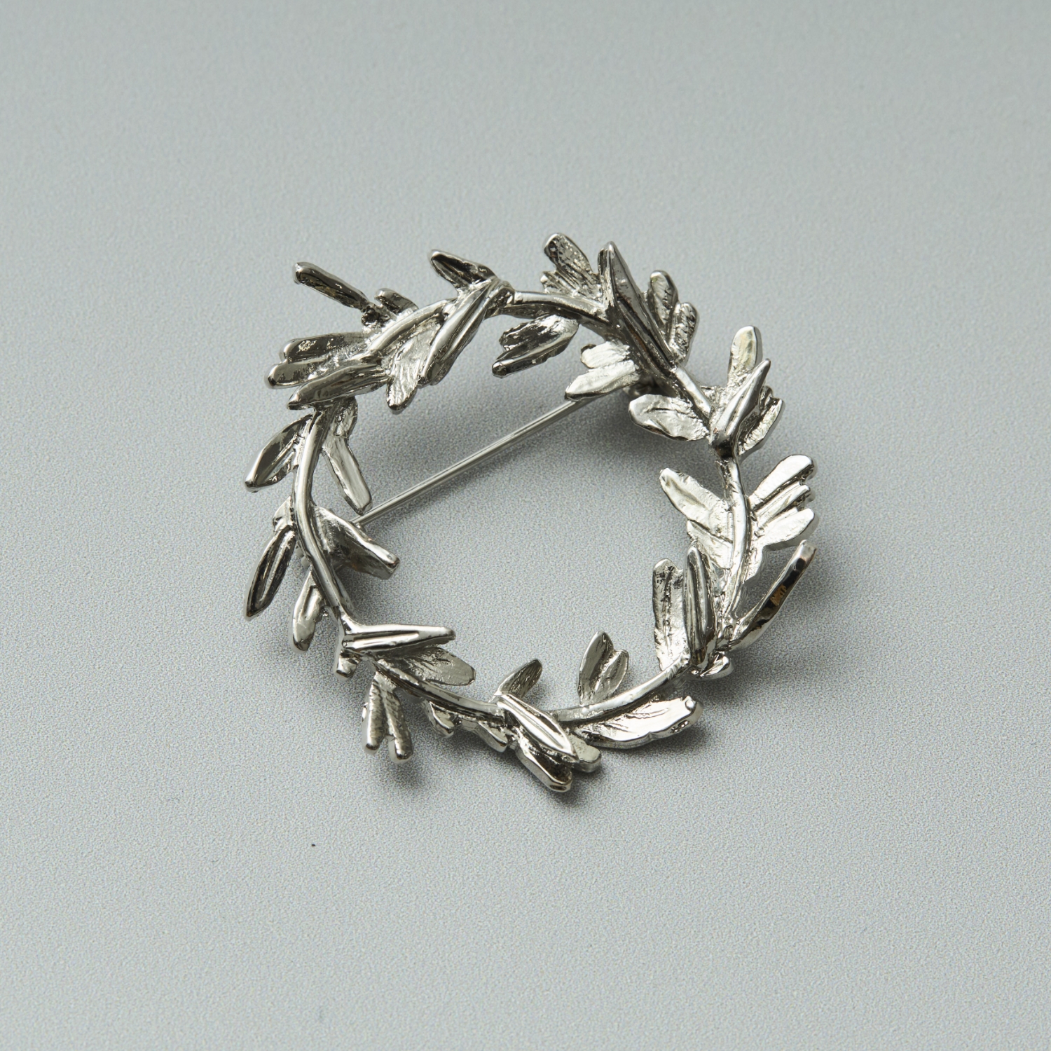 Ouca/リーフ+淡水パールブローチ サークル -パールチャームが