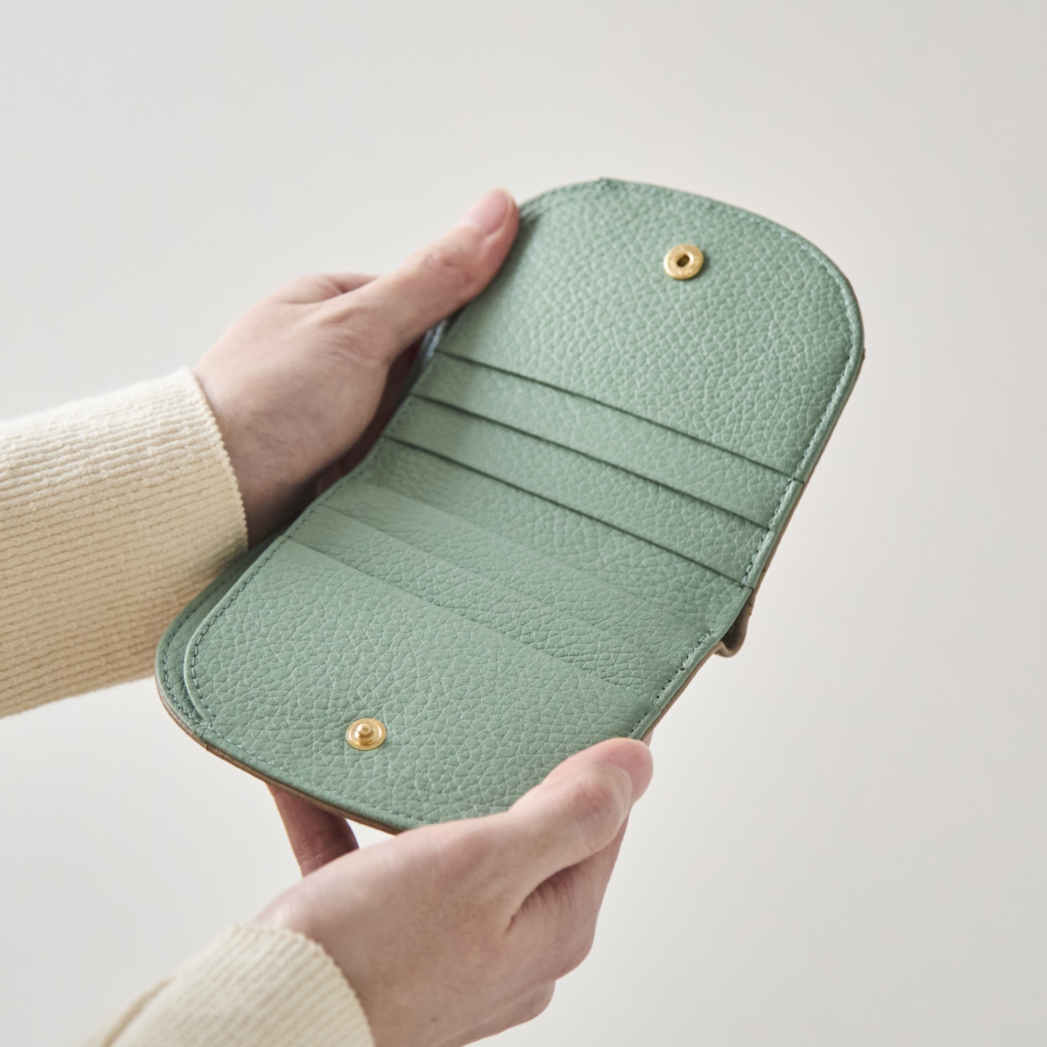 MUZICA VITA/COMBI二つ折り財布 バイカラー -お財布を開くと印象が