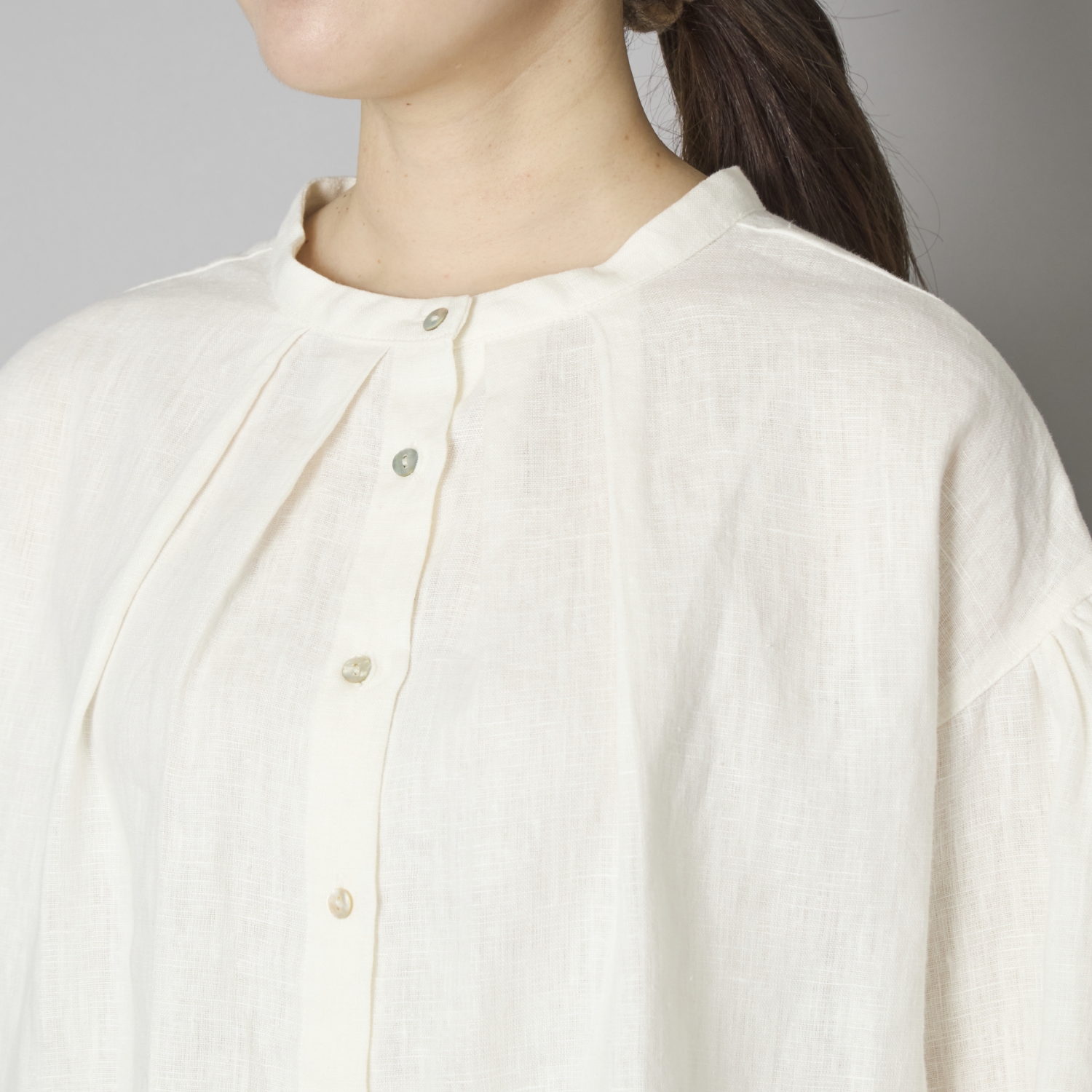 TUTIE./リネンの2WAYスタンドカラーブラウス -上質なリネンが生み出す