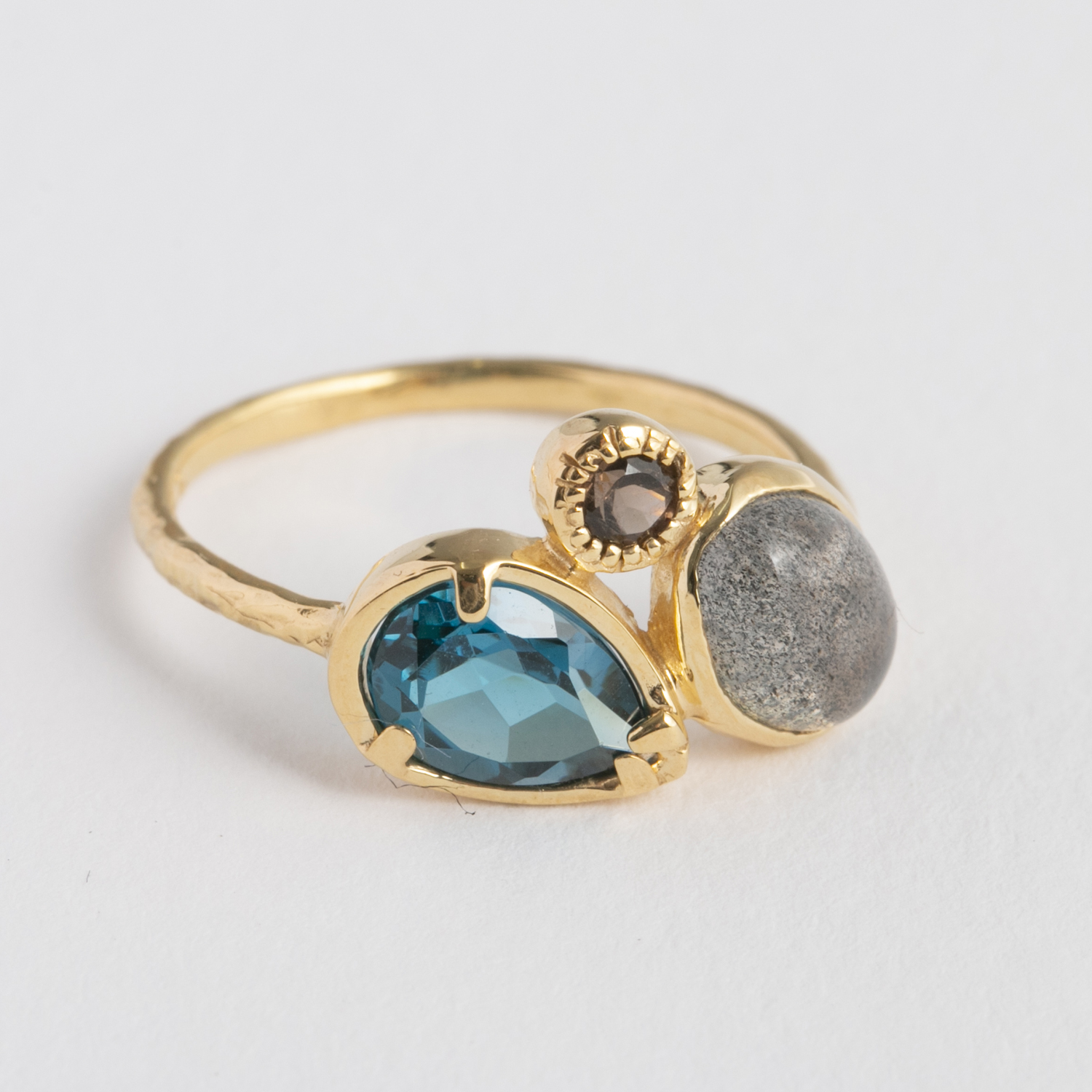 La mascotte/3石ピンキーリング ロンドンブルートパーズ -左手にはめて