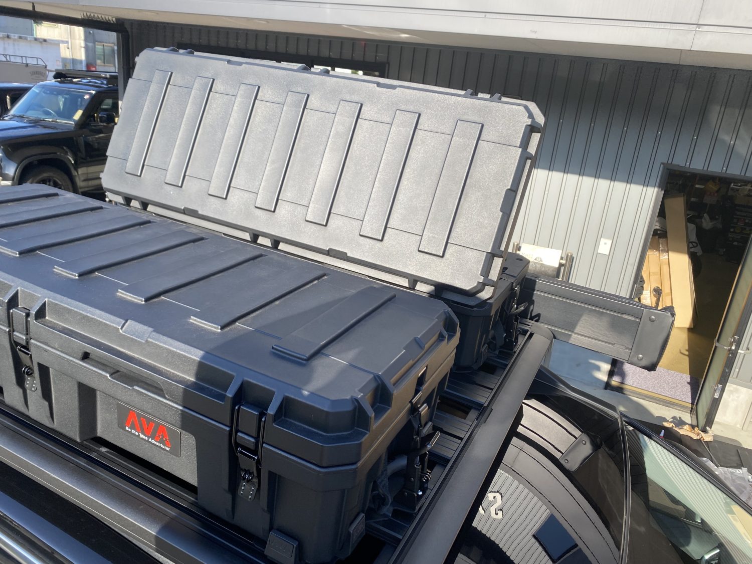 トヨタ RAV4 ルーフキャリア AVA ストレージボックスお取付け