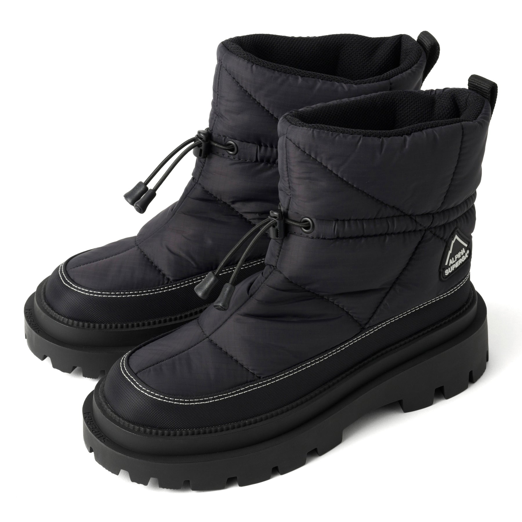 定番ブラック特集】何足あっても困らない黒スニーカー – SUPERGA