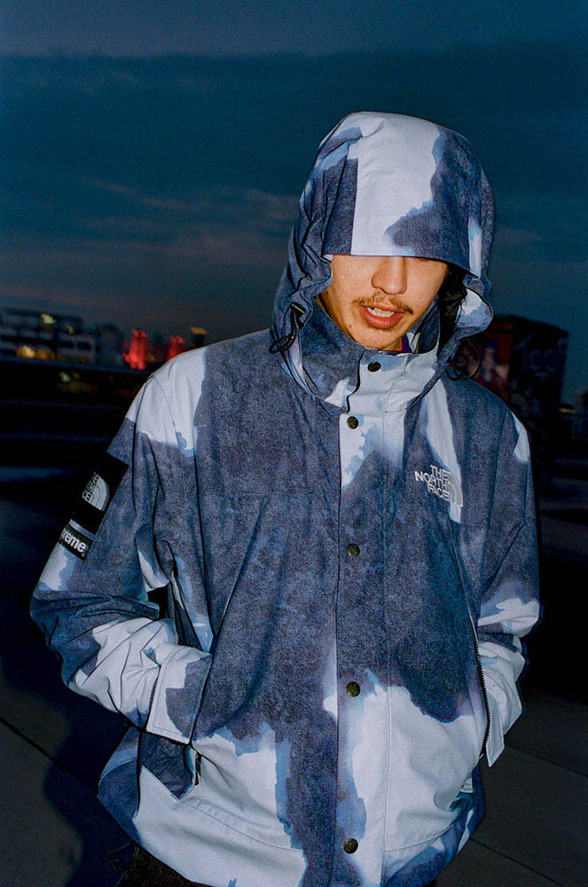 Supreme®/The North Face® Bleached Denim Print Mountain Jacket