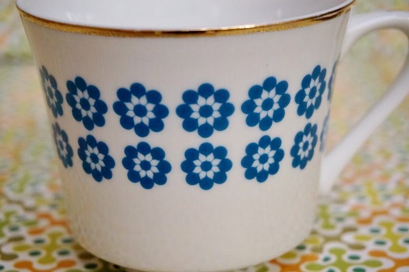 オレンジとブルーのレトロポップ花柄カップ＆ソーサー 70年代 金ライン