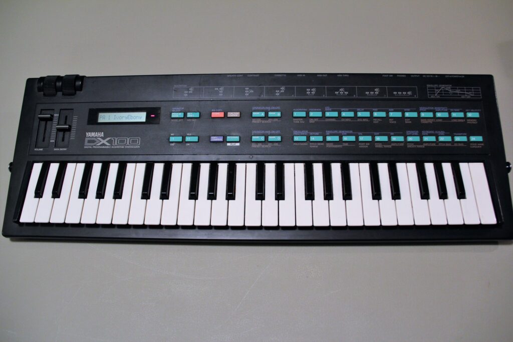 Yamaha DX100 – SynthMania